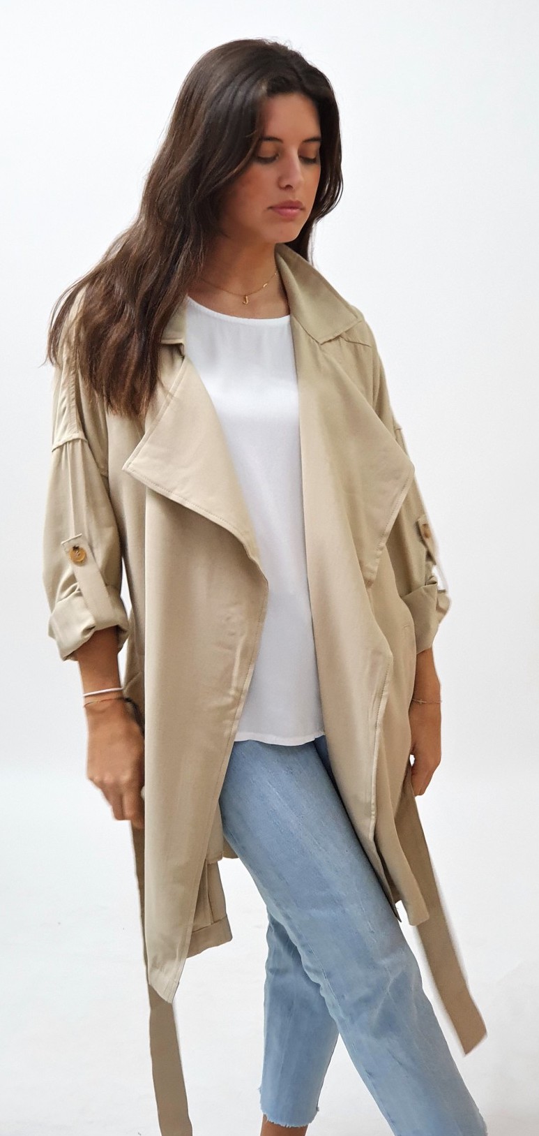 Tenemos la prenda más buscada del momento: ¡la gabardina beige!