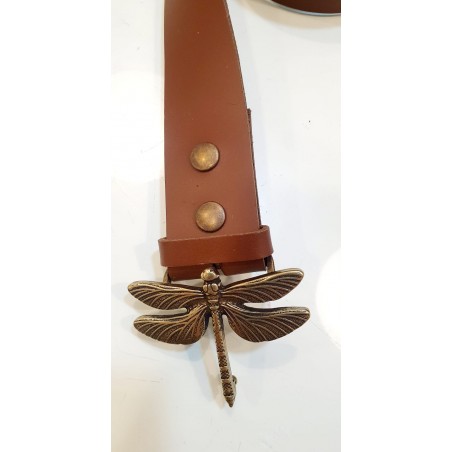 Cinturón de piel marrón con hebilla libélula