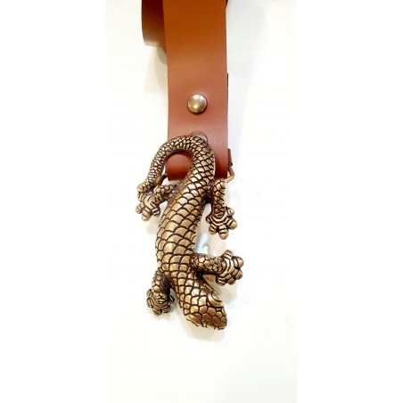 Cinturón de piel marrón con hebilla salamandra
