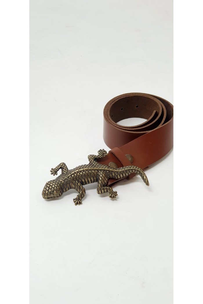 Cinturón de piel marrón con hebilla lagarto
