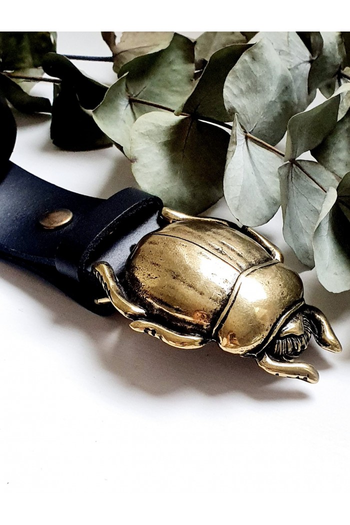 Cinturón de piel negra con hebilla escarabajo