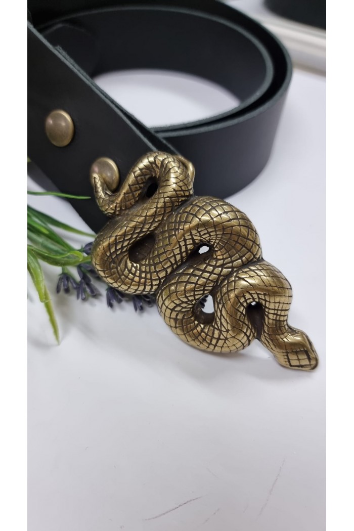 Cinturón piel negro con hebilla serpiente