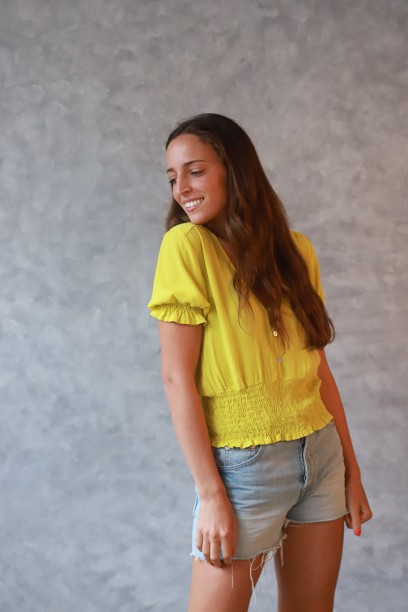 Blusa corta de cuello pico...