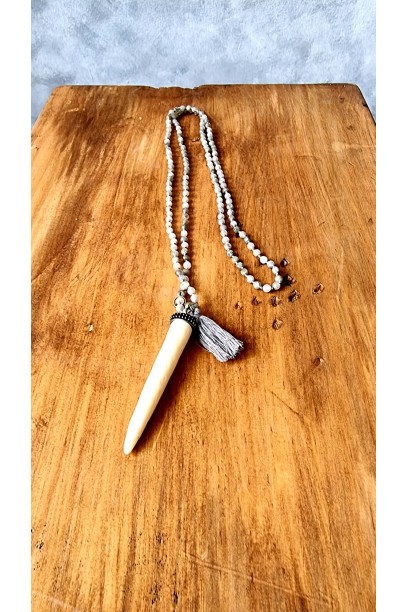 Collar con cuentas grises y...