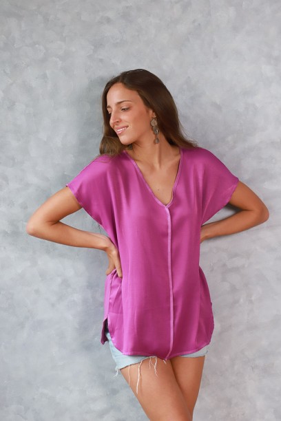 Blusa cuello pico tipo raso...