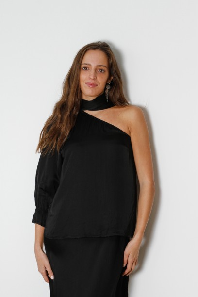 Blusa tipo raso con una...
