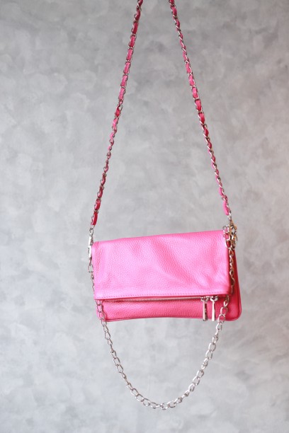 Bolso de piel fucsia con...