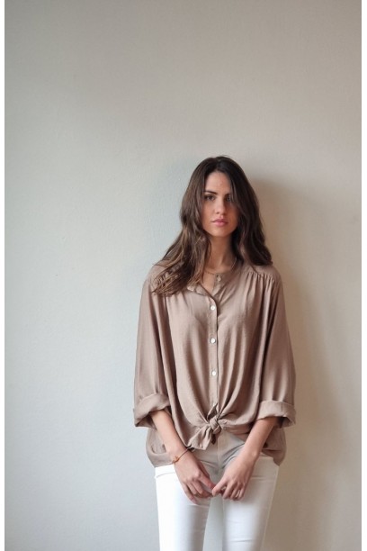 Camisa de mujer con nudo camel