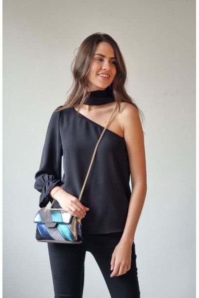 Blusa tipo raso con una...