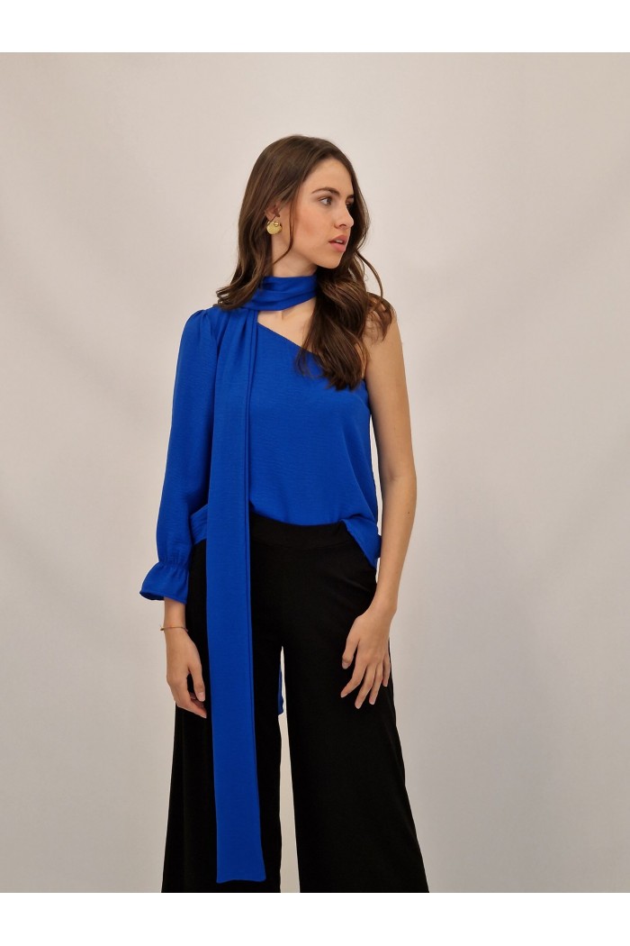 tipo raso de mujer, conjunto blusa y fular, blusa de una