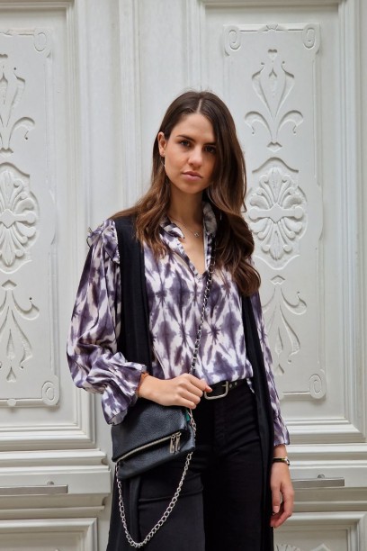 Blusa gris con estampado y...