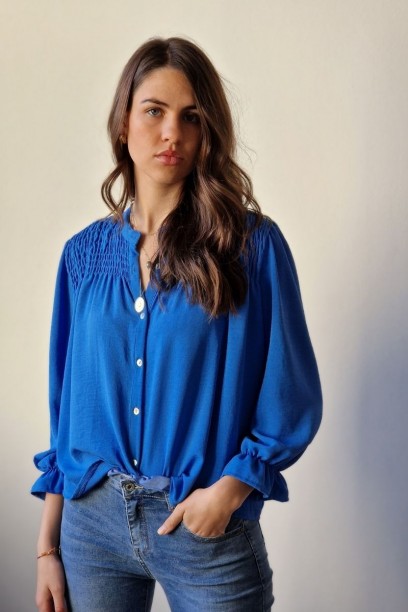 Blusa azulón con fruncido