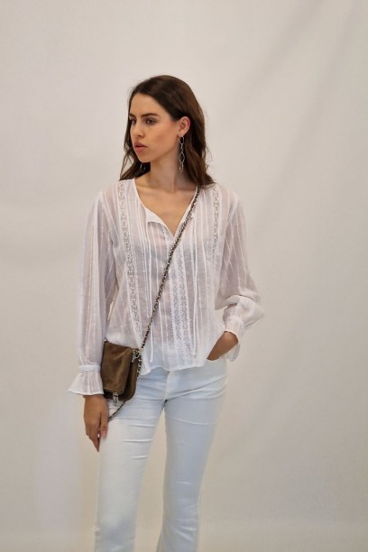 Blusa blanca de plumeti y...