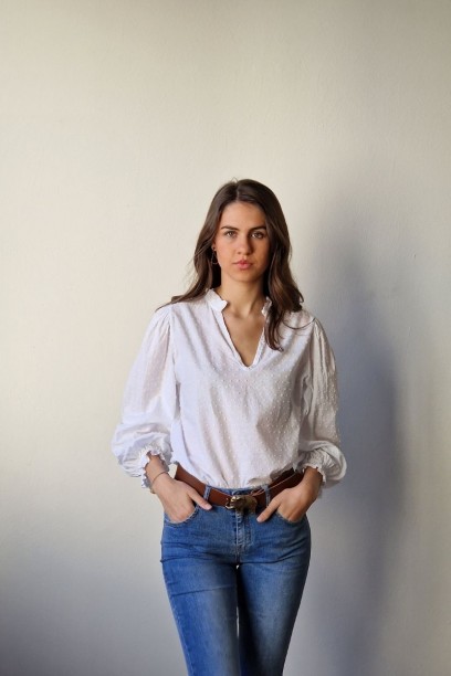 Blusa de plumeti cuello pico