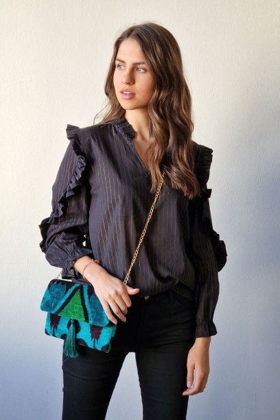 Blusa negra con detalle...