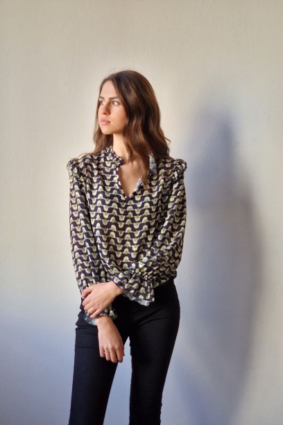 Blusa negra con estampado