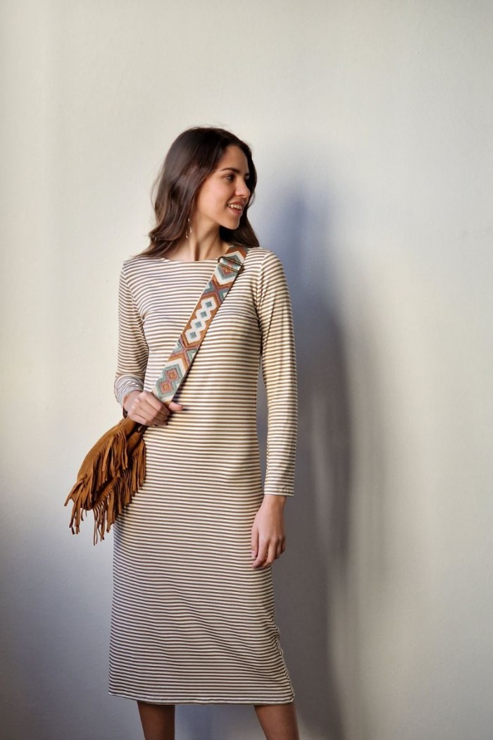 Añade a tu armario un vestido de rayas, fácil de combinar y comodísimo. Añade a tu armario un vestido de rayas, fácil de combinar y comodísimo.