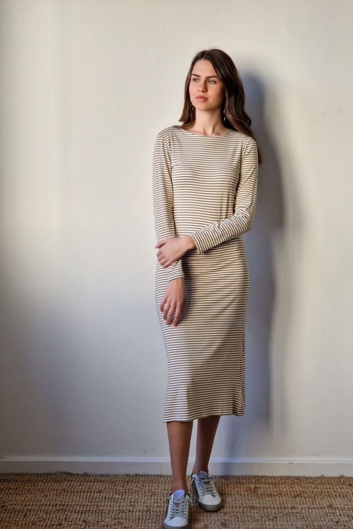 Añade a tu armario un vestido de rayas, fácil de combinar y comodísimo. Añade a tu armario un vestido de rayas, fácil de combinar y comodísimo.