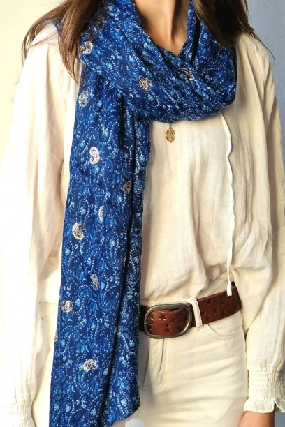 Fular estampado azul con...