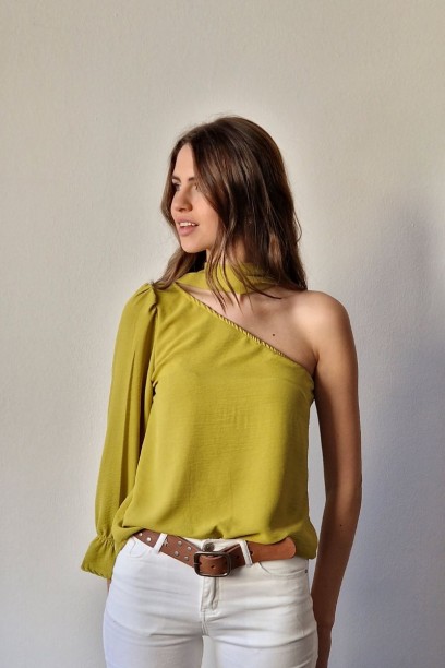 Blusa tipo raso con una...