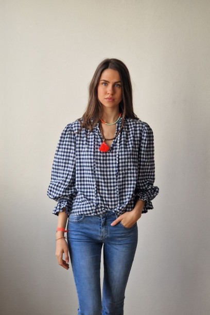 Blusa vichy con volante en...