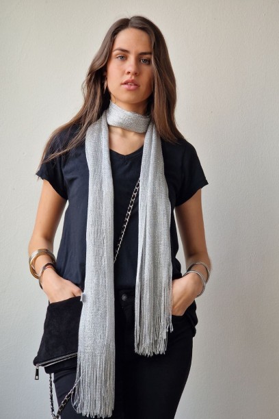 Fular plateado con flecos