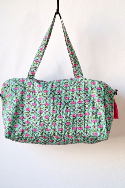 Bolsa verde con telas...