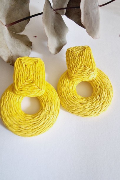 Pendientes rafia amarillo