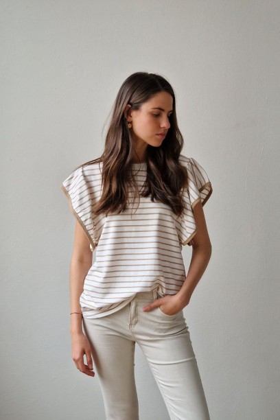 Camiseta blanca con rayas...