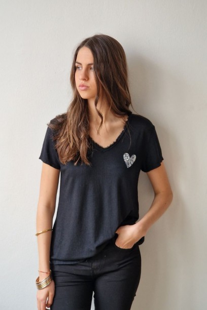 Camiseta cuello pico negra...
