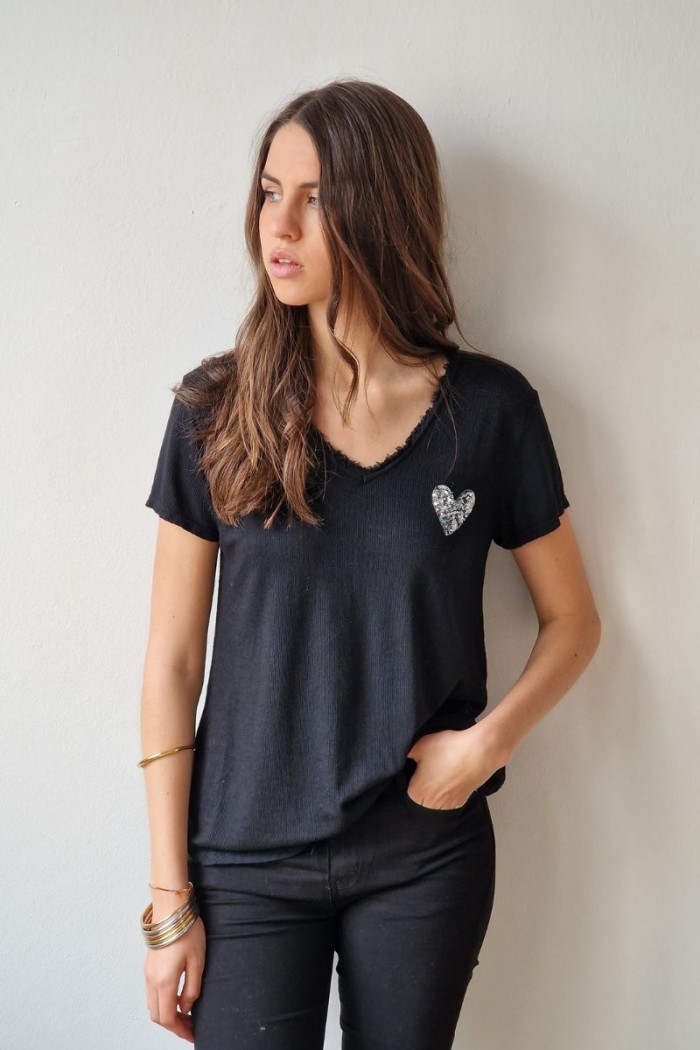 Camiseta pico con detalle de corazón de lentejuelas
