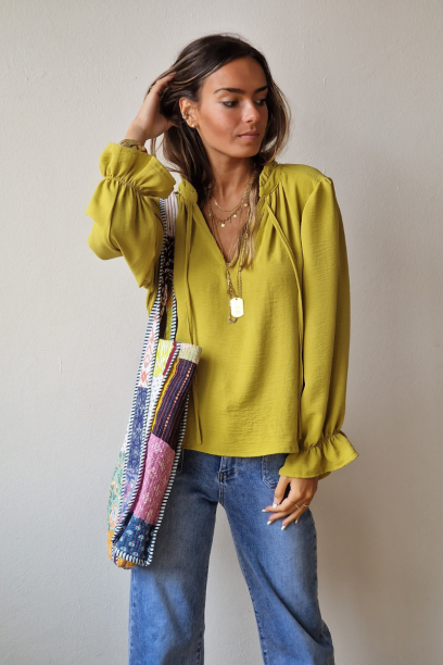 Blusa carmen con volante en...