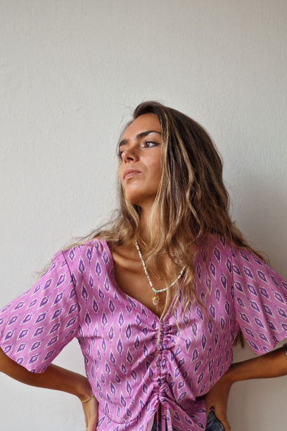Blusa cropped con estampado...
