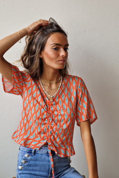 Blusa cropped con estampado...