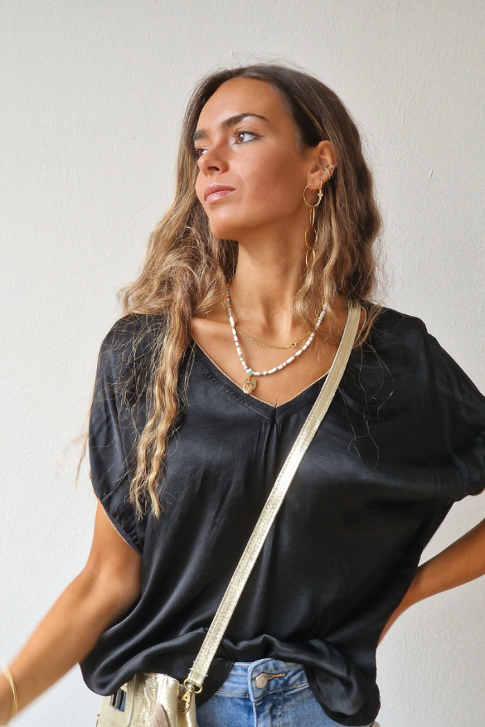 lección ballena Tanga estrecha Camiseta negra de manga corta con bordado dorado en escote