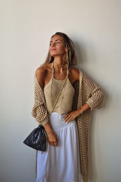 Crop top dorado con cuello...