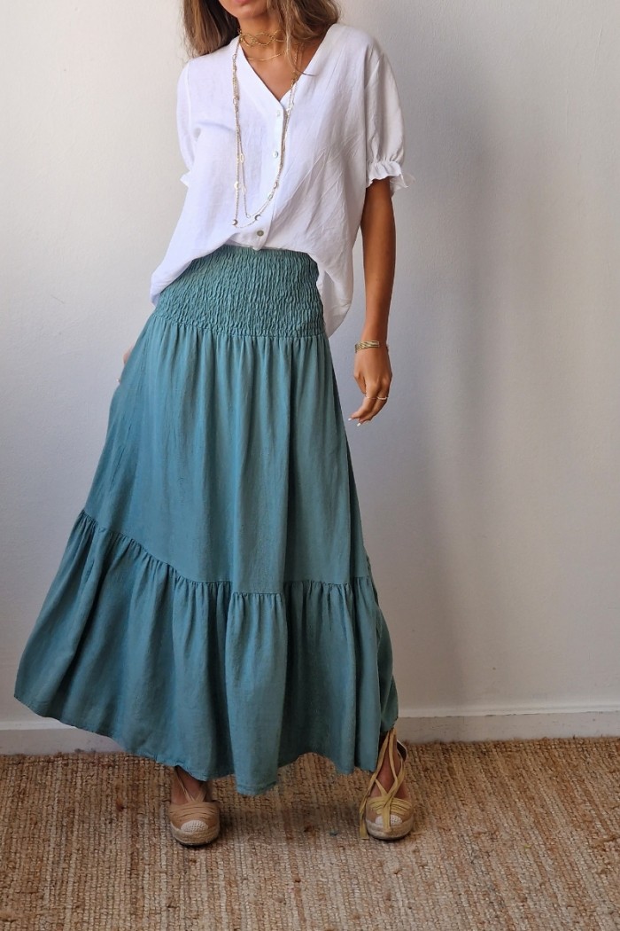 La Falda larga con volantes y goma en la cintura en color verde agua es un básico perfecto para este verano