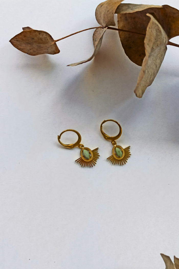 Pendientes dorados de acero inoxidable con piedra verde completan