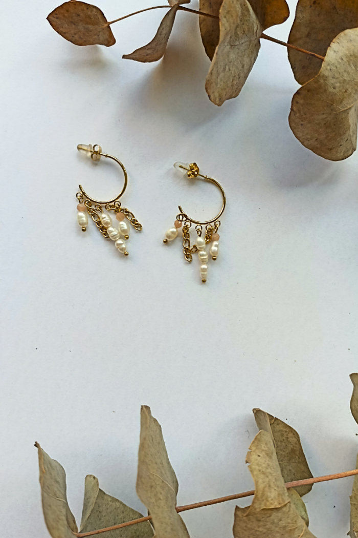Los Aros dorados de acero inoxidable con perlas y cuentas rosas completan  tus looks para este verano
