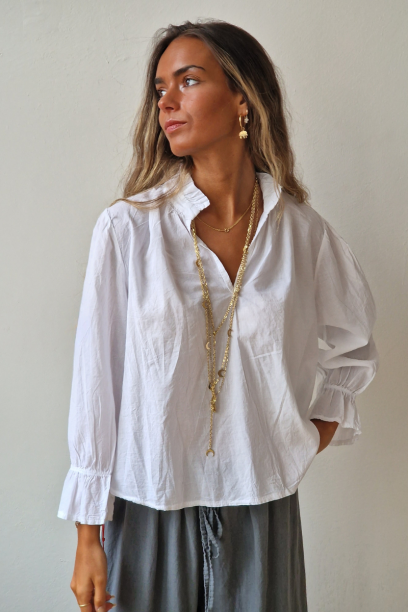 Blusa blanca con volantes...