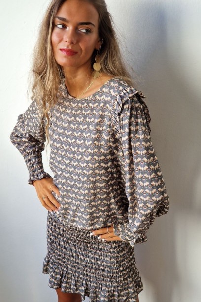 Blusa estampada con fondo gris