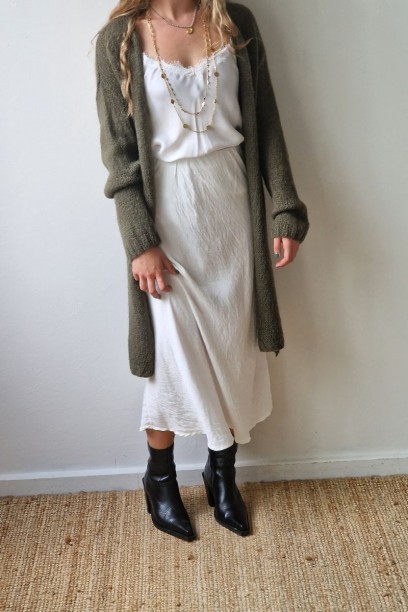 Falda midi creep color crudo