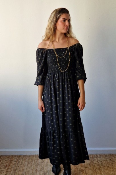 Vestido negro estampado dorado
