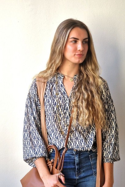 Camisa estampada azul con...