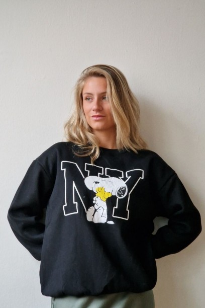 Sudadera de snoopy negra...