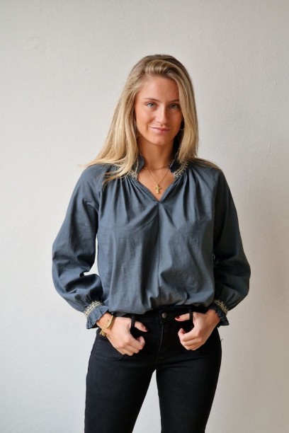 Blusa gris con detalle dorado
