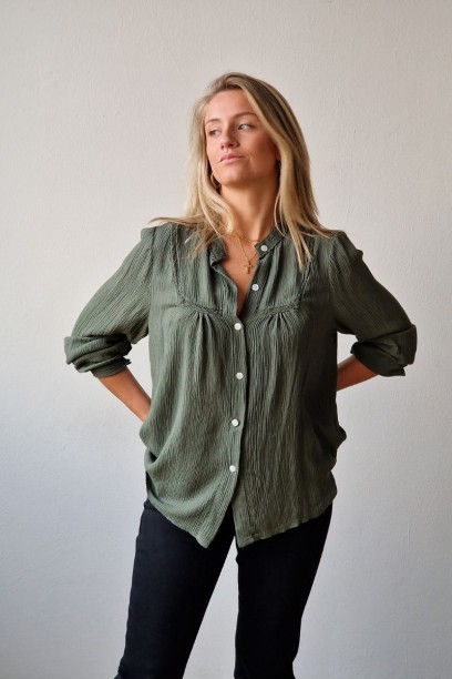 Blusa bámbula con botones...