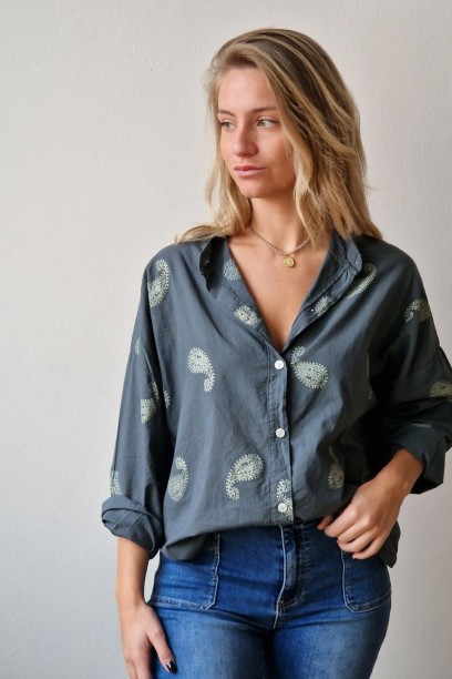 Camisa gris con estampado...