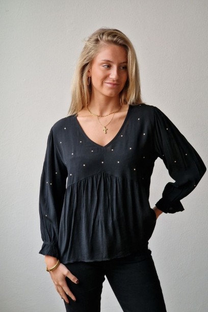 Blusa negra con tachuelas