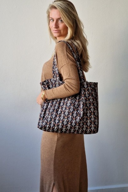 Bolso estampa flores negro...